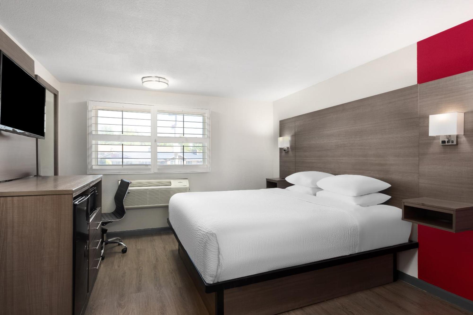 Ramada By Wyndham Medford Airport North Motel Exterior photo