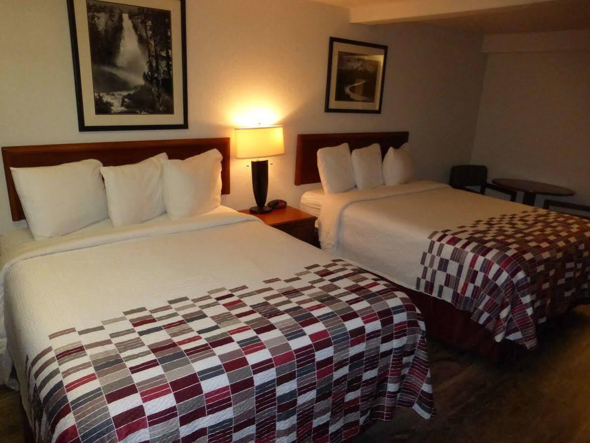 Ramada By Wyndham Medford Airport North Motel Exterior photo